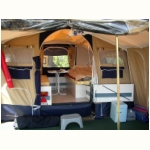 Innenraum des Hauptzeltes mit Tisch und Bett