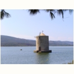 Ein Turm in der Lagune zwischen der Halbinsel und dem Festland